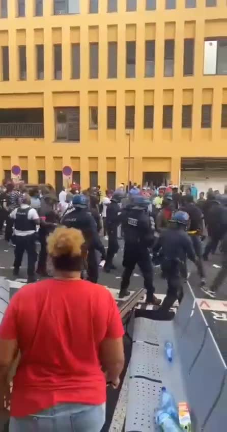 Martinique manifestation contre le passe sanitaire obligatoire à l'hopital