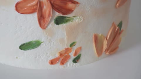 Paint the cake with beautiful petals