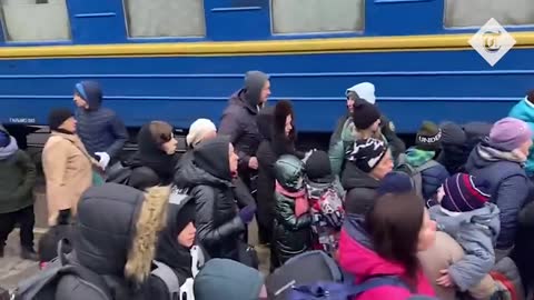 Ukrainian refugees desperately flee Zaporizhzhia on packed trains | Dispatch