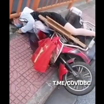 A woman “suddenly collapsed” while riding a motorcycle (2022) 💉