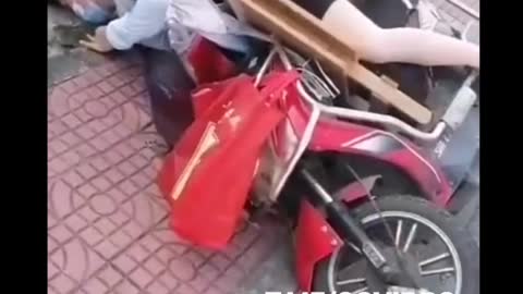 A woman “suddenly collapsed” while riding a motorcycle (2022) 💉