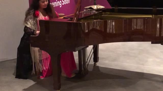 lady playing piano at abudhabi foundation museum