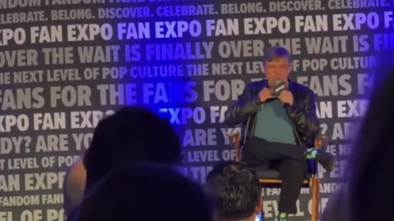 Mark Hamill SLAMS Star Wars MAGA fans during Chicago Fan Expo