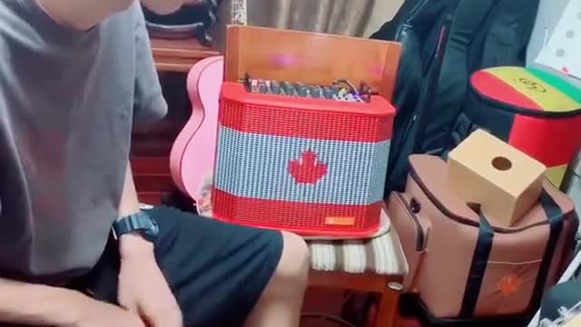 弟弟打箱鼓,我打bass,一顿揍,偶然听到的旋律,不知道歌名贝斯送我畅快登巅峰