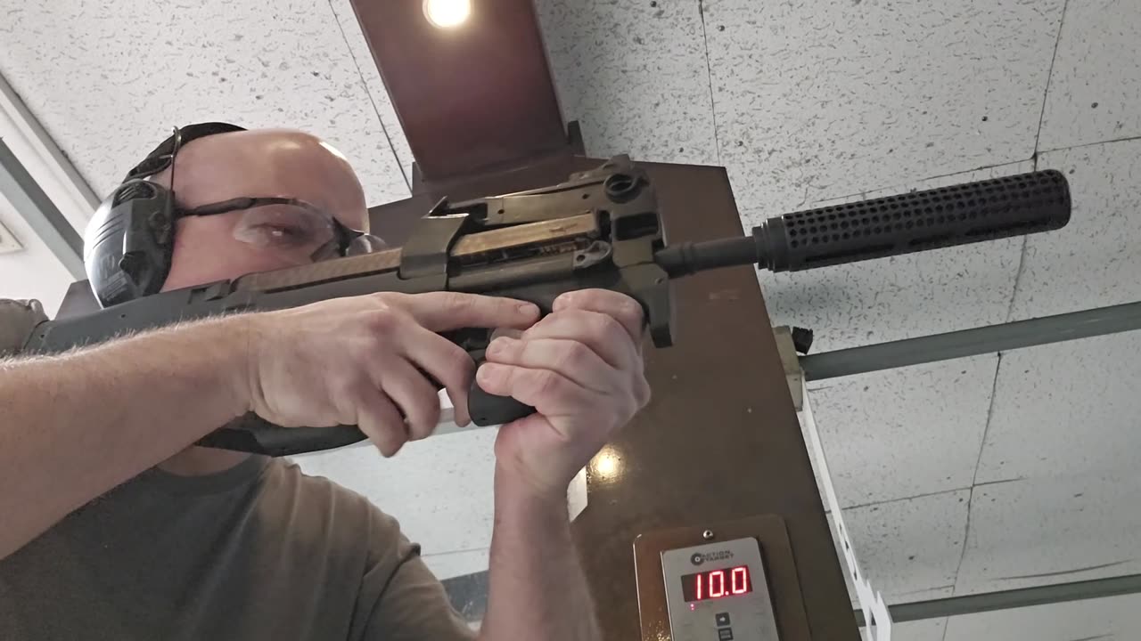 TGV Short: Shooting a FN P90 & Steyr AUG Machinegun