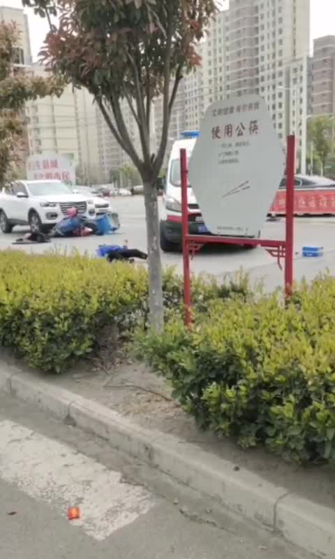 SAMU DA CHINA PASSA SOBRE PERNA DE HOMEM EM ACIDENTE