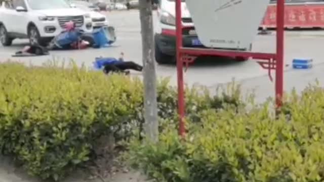 SAMU DA CHINA PASSA SOBRE PERNA DE HOMEM EM ACIDENTE