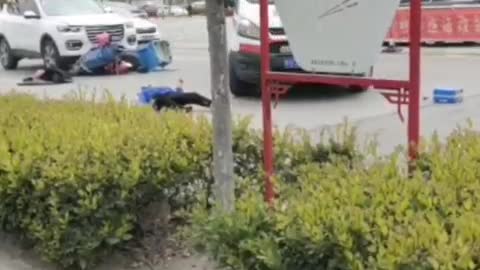 SAMU DA CHINA PASSA SOBRE PERNA DE HOMEM EM ACIDENTE