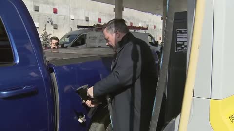 But as it turned out, the politician does not know how to refuel the car.