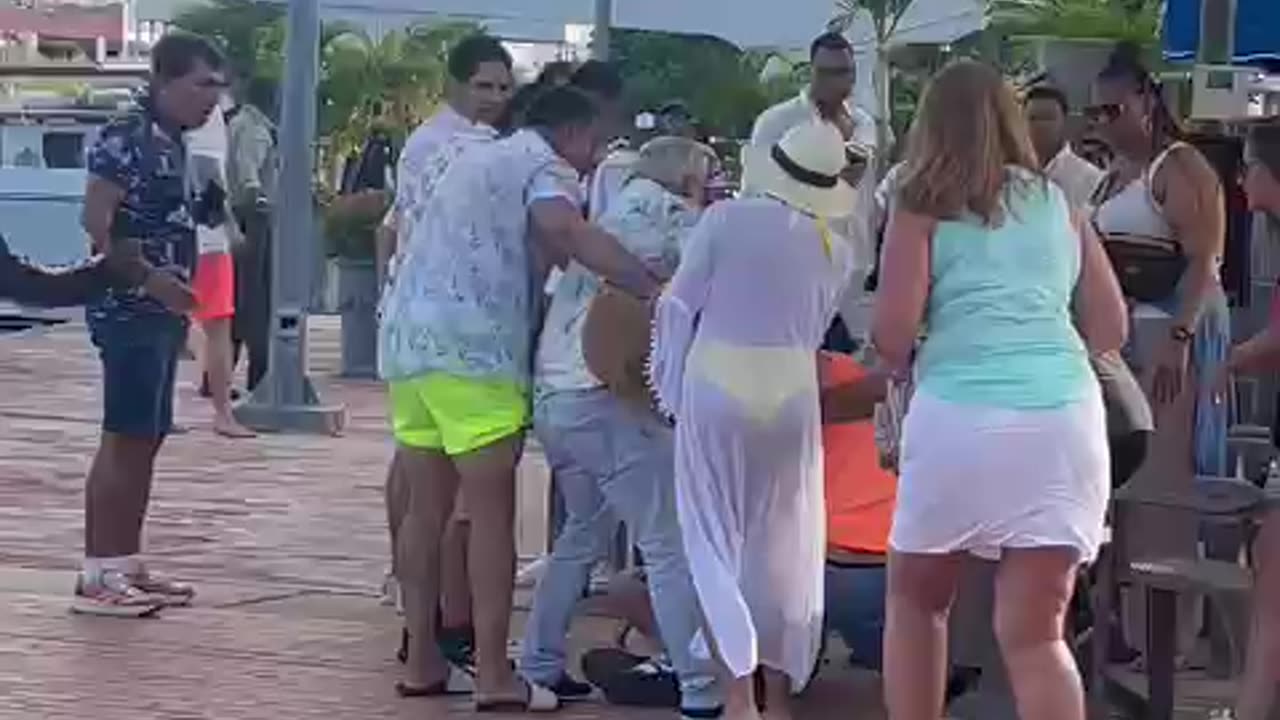 Video: fuerte pelea entre lanchero y turistas en el Muelle de la Bodeguita