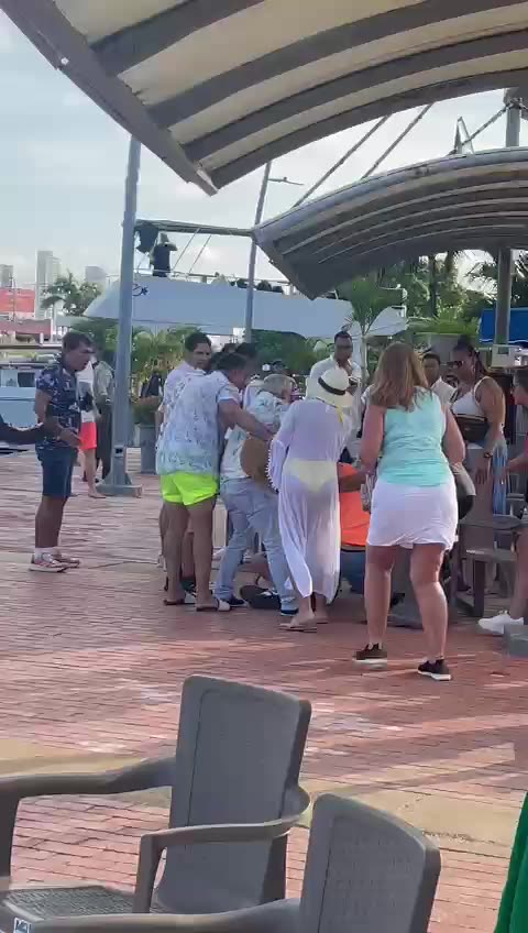 Video: fuerte pelea entre lanchero y turistas en el Muelle de la Bodeguita