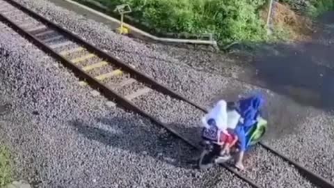 ट्रेन की चपेट में आई मोटरसाइकिल