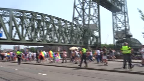 Gay Pride Rotterdam op het Noordereiland onder de Hef door en het Oude Spoor.