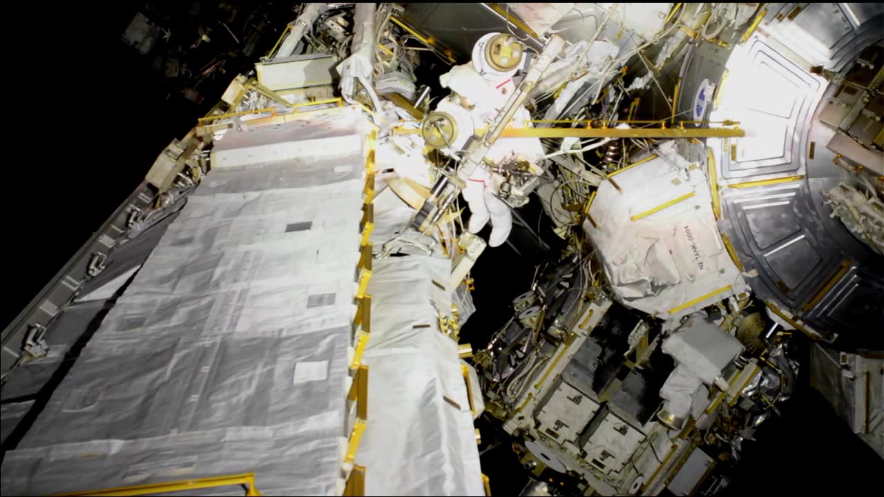 NASA ASTRONAUTS WALK IN SPACE OUTSIDE THE SPACE STATION