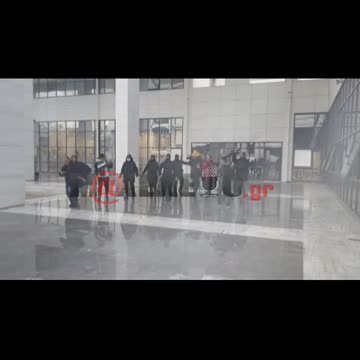 makeleio.gr - ΔΙΚΗ ΒΙΤΡΙΟΛΙ: Άφιξη κατηγορουμένης στο δικαστήριο