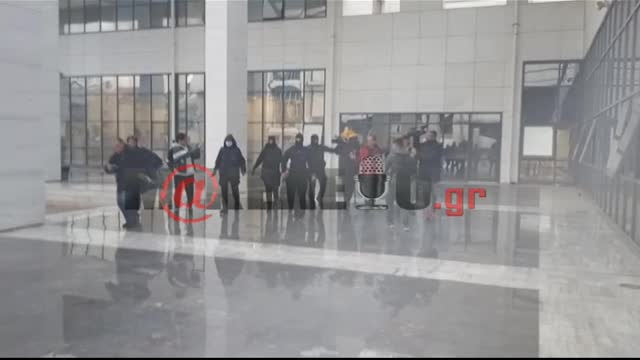 makeleio.gr - ΔΙΚΗ ΒΙΤΡΙΟΛΙ: Άφιξη κατηγορουμένης στο δικαστήριο