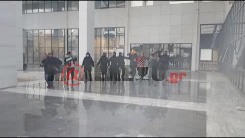 makeleio.gr - ΔΙΚΗ ΒΙΤΡΙΟΛΙ: Άφιξη κατηγορουμένης στο δικαστήριο