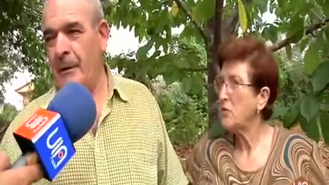 Provocando incêndios : Os vizinhos de As Neves veem um pequeno avião lançar um dispositivo incendiário que cai em sua fazenda.
