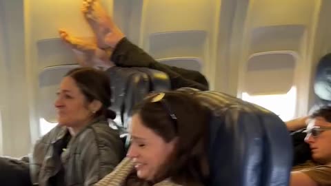 Instant karma for rude 1st class passenger 😂.