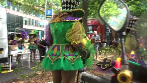 Zomercarnaval Rotterdam Leuke dames met hoge hoeden verzamelen zich voor vertrek