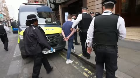 Moment anti-monarchy protester is arrested ahead of King Charles's Coronation - BBC News