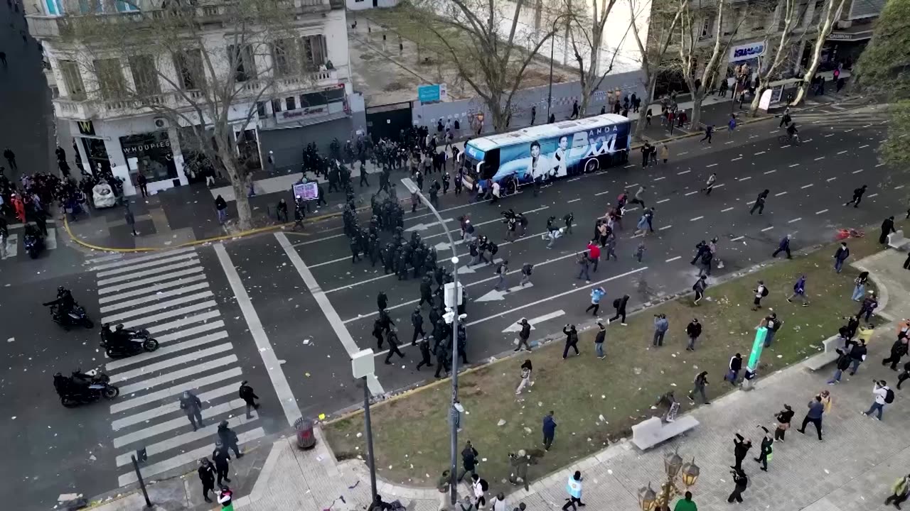 Clashes break out in Buenos Aires over pension hike block