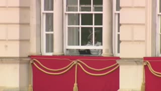Kate and Royal Family appear on Buckingham Palace balcony for flypast