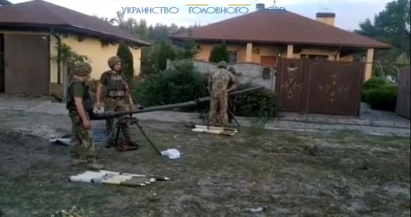 Palebné pozice ukrajinských nacistů ve Slavjansku v civilní zástavbě