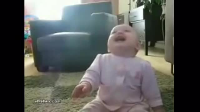 Bebe se rie al ver a un gordo bailando