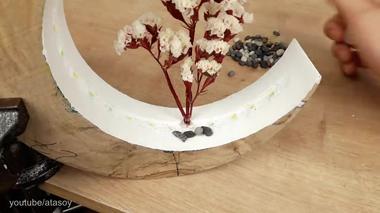 How to Make A Flowering Crescent Shaped Epoxy Resin Lamp