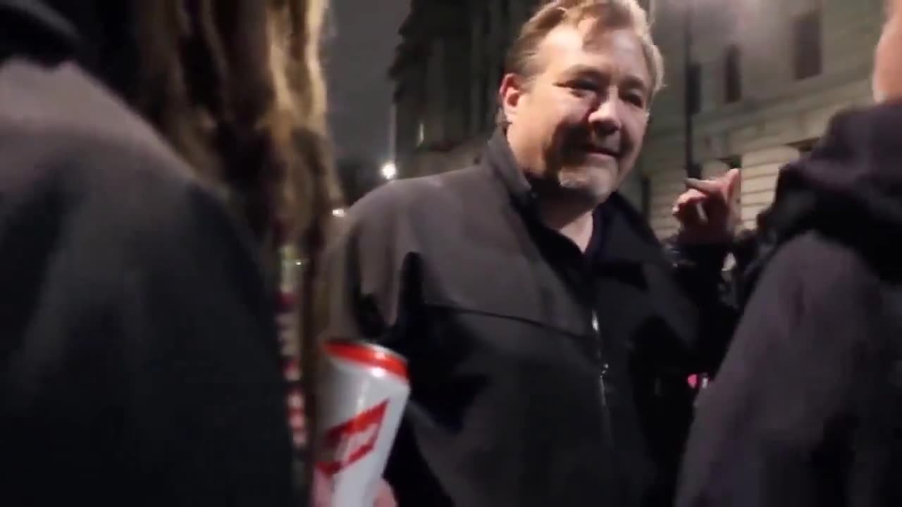 brave Londoner standing up to Antifa & pro-Palestinian thugs.
