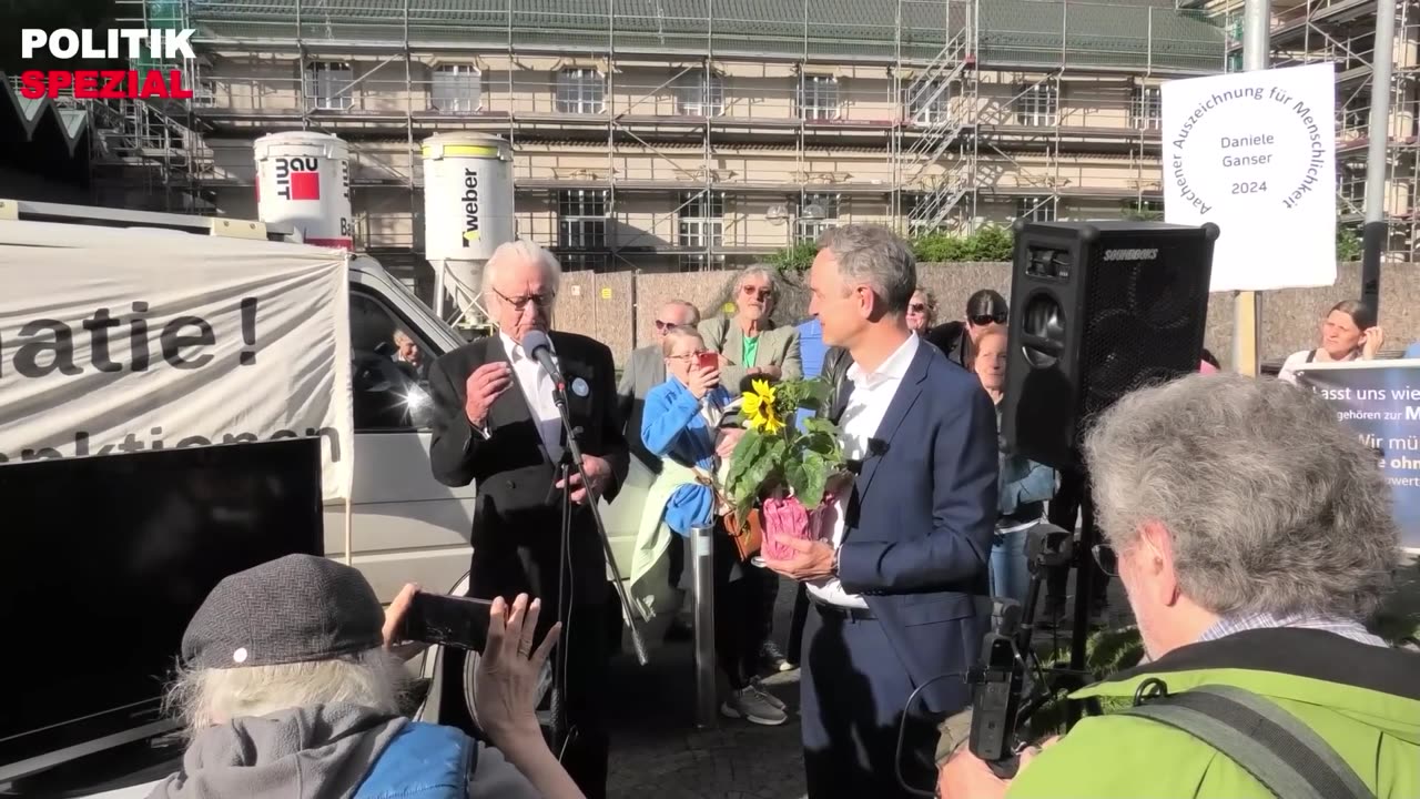 Bewegende und tiefgründige Laudatio auf Daniele Ganser bei Verleihung