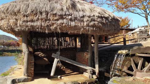 It's a Korean traditional spinning wheel.