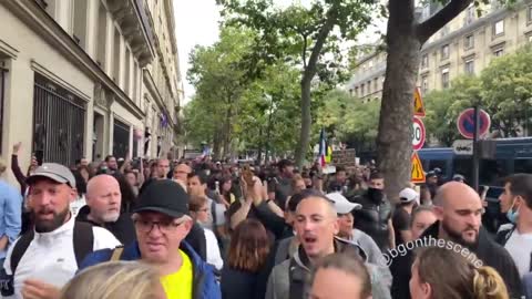 french police stop kettling protesters