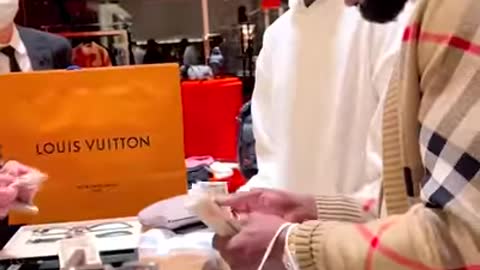 Floyd Mayweather Counts His Money 💎💰