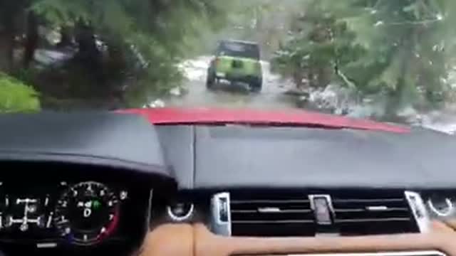 Range Rover Sport CHASING a LIFTED Jeep Wrangler JL down a snowy river