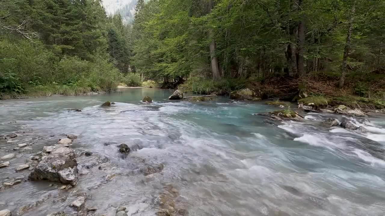 Sons de cachoeira, aguas caindo , muito relaxante.