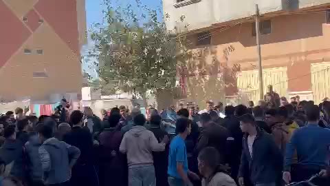 لحظة استهداف حمزة نجل الزميل وائل الدحدوح مراسل قناة الجزيرة