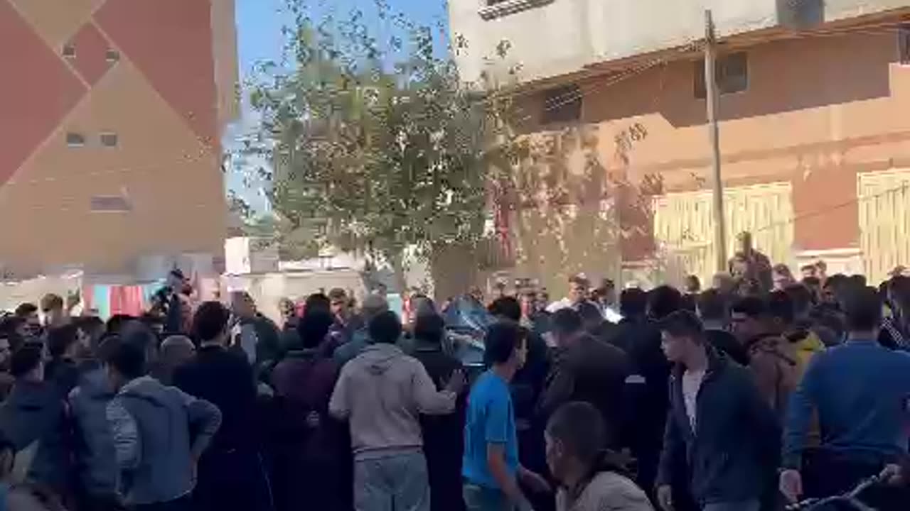 لحظة استهداف حمزة نجل الزميل وائل الدحدوح مراسل قناة الجزيرة