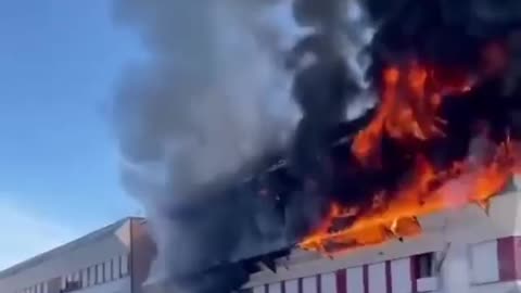 לאחר החלטה על זריקות חובה לכוחות הביטחון האיטלקים.המחסן הראשי באיטליה שבו נמצאות הזריקות עולה באש