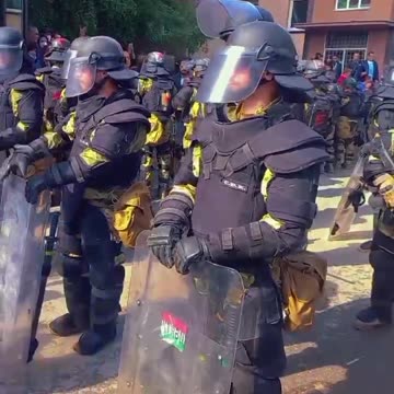 Maďarský kontingent spustil svoje štíty pred Srbmi