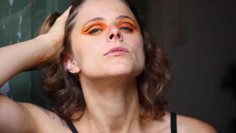 Woman with orange eyelook