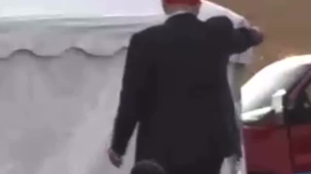 Trump does a air ( Q ) @ Nebraska's rally on Sunday.