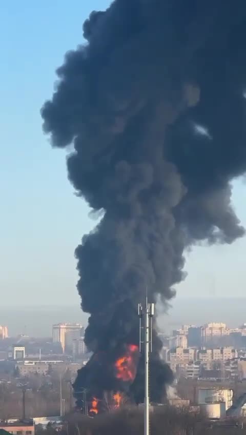 Oil depot continues to burn in Orel 👀🔥