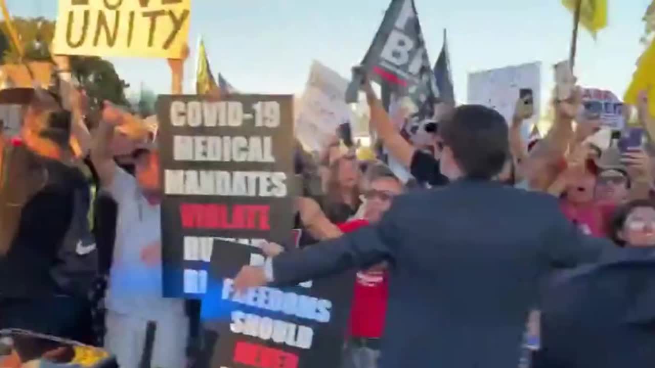 Joe Biden's Motorcade Booed In Long Beach, California As He Campaigns For Gavin Newsom