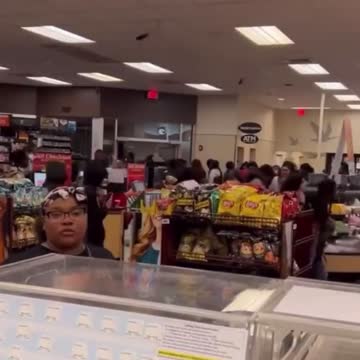 Mayhem Erupts As Massive Group Of Criminals Ransack A Wawa In Philadelphia