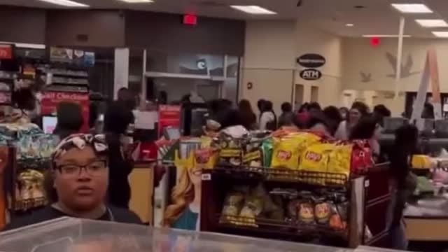 Mayhem Erupts As Massive Group Of Criminals Ransack A Wawa In Philadelphia