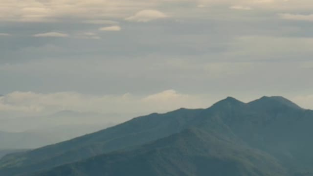 Landscape of a mountain range seen from the top of a mountain