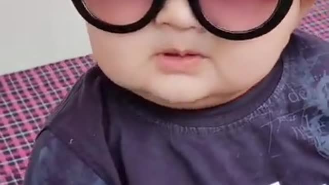 इस बच्चे के पास ऐसा चसमा हे जिससे जमीन के अन्दर खजाने नजर आते है