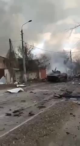 🔥UKRAINE TẠI IRPIN, PHÍA TÂY BẮC KIEV, MỘT ĐOÀN XE CỦA NGA BỊ PHÁ HỦY SÁNG NAY, 28/2.